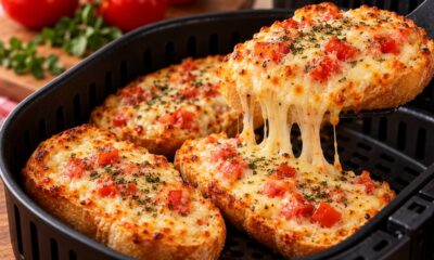 Nem pizzaria nem delivery: essa pizza de pão francês na air fryer fica com queijo borbulhando, bordas crocantes e recheio saboroso, sendo perfeita para aproveitar o que já tem na geladeira