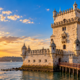 Construída no século XV, a Torre de Belém atravessou mais de 500 anos de história, enfrentou mudanças no litoral e o desgaste causado pela água salgada, recebeu trabalhos de conservação e continua às margens do rio Tejo como um dos monumentos mais conhecidos de Portugal, com uma arquitetura defensiva marcada por detalhes esculpidos em pedra