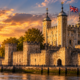 Erguida no século XII, a Torre de Londres atravessou conflitos, execuções, períodos de prisão e mudanças no poder britânico, transformando-se em um dos complexos históricos mais conhecidos da Inglaterra, com muralhas medievais, torres defensivas e espaços que guardam parte da história da monarquia inglesa