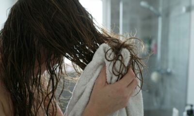 O erro ao secar o cabelo com a toalha que pode aumentar a quebra dos fios e o jeito mais delicado de retirar a umidade depois do banho