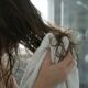 O erro ao secar o cabelo com a toalha que pode aumentar a quebra dos fios e o jeito mais delicado de retirar a umidade depois do banho