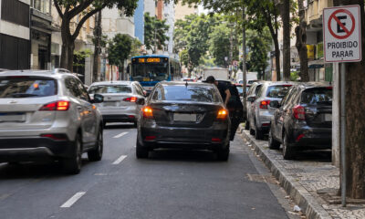 Motorista deixa o pisca-alerta ligado para parar “só um minutinho” em fila dupla e descobre que o alerta não autoriza parada em lugar proibido