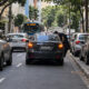 Motorista deixa o pisca-alerta ligado para parar “só um minutinho” em fila dupla e descobre que o alerta não autoriza parada em lugar proibido