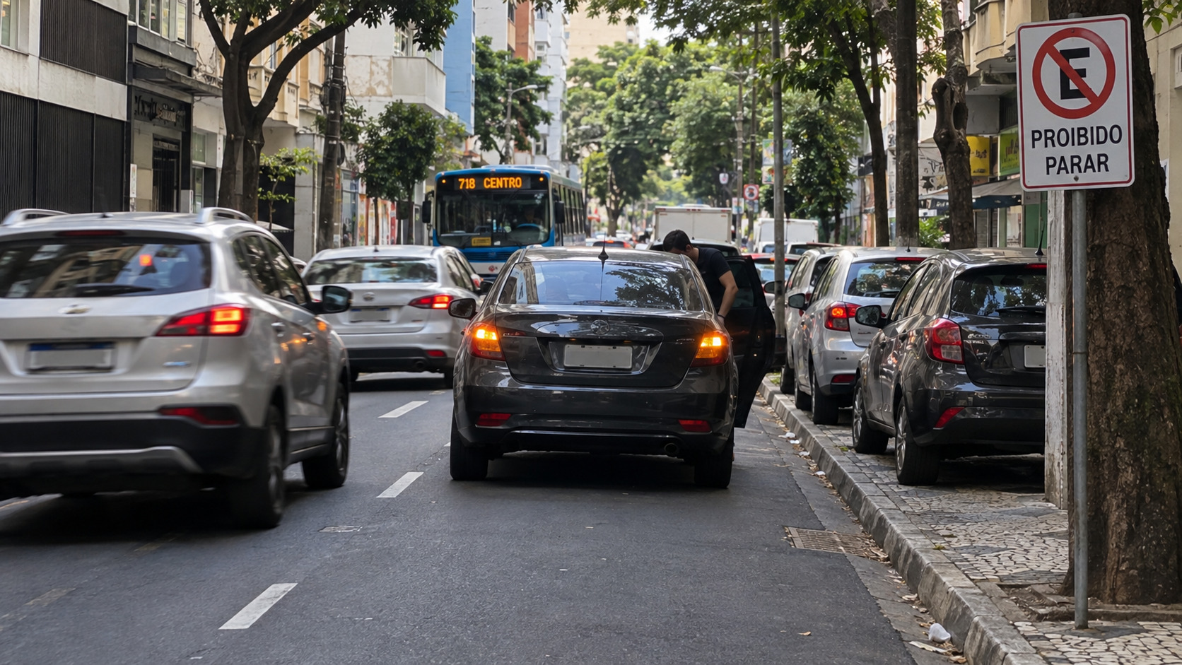 Motorista deixa o pisca-alerta ligado para parar “só um minutinho” em fila dupla e descobre que o alerta não autoriza parada em lugar proibido
