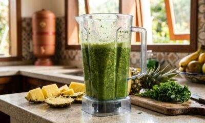 Abacaxi e couve no liquidificador: para que serve essa bebida verde e quais nutrientes ela pode acrescentar à alimentação