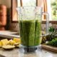 Abacaxi e couve no liquidificador: para que serve essa bebida verde e quais nutrientes ela pode acrescentar à alimentação