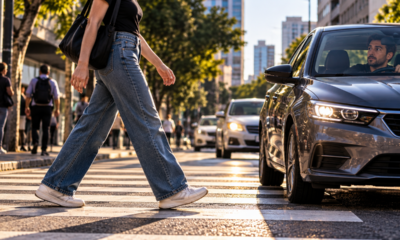 Pedestre parado na faixa de travessia sem pisar na rua: o motorista precisa parar mesmo assim ou pode seguir viagem sem correr o risco de cometer uma infração?
