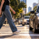 Pedestre parado na faixa de travessia sem pisar na rua: o motorista precisa parar mesmo assim ou pode seguir viagem sem correr o risco de cometer uma infração?