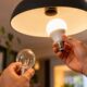 Família substitui lâmpadas antigas por modelos de LED em todos os cômodos da casa e descobre como a potência, o número de horas acesas e a quantidade de pontos de iluminação podem reduzir os gastos mensais