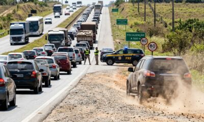 Motorista corta fila pelo acostamento em feriado congestionado, é flagrado pela polícia e recebe multa gravíssima multiplicada de R$ 1.467