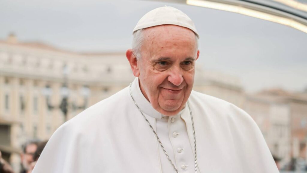Papa Francisco, líder católico argentino, sobre o consumo: "Quanto mais vazio está o coração da pessoa, mais ela precisa de objetos para comprar, possuir e consumir." Uma reflexão sobre o vazio que as compras tentam preencher