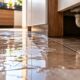 Encanador explica como descobrir de onde vem a água que aparece no piso da cozinha usando sinais que passam despercebidos pelos moradores sem precisar quebrar toda a cerâmica da casa