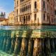 Erguido sobre milhares de pilares de madeira em uma lagoa, Veneza desenvolveu palácios de pedra, canais e fundações adaptadas a um terreno instável, criando uma estrutura urbana que atravessou séculos e continua enfrentando o desafio de conservar seus edifícios diante da elevação do nível do mar