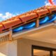 algumas casas utilizam telhados ventilados com uma camada de ar entre as telhas e o forro para reduzir o calor dentro dos cômodos