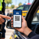 Motorista mostra comprovante de seguro pelo celular durante blitz, agente questiona a validade do arquivo e ele descobre por que uma imagem não substitui o documento oficial