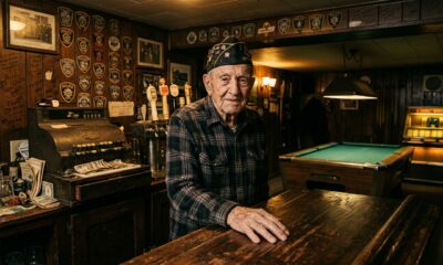 Um veterano da Segunda Guerra Mundial de 103 anos tem cuidado do mesmo bar no porão em Maryland desde 1963; após 63 anos atrás do balcão, Irv Koch ainda abre quando o primeiro cliente chega