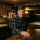 Um veterano da Segunda Guerra Mundial de 103 anos tem cuidado do mesmo bar no porão em Maryland desde 1963; após 63 anos atrás do balcão, Irv Koch ainda abre quando o primeiro cliente chega
