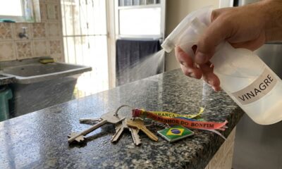 Borrifar vinagre nas chaves de casa uma vez por mês: para que serve esse truque e por que danos de casa recomendam