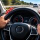 Por que alguns carros começam a vibrar quando atingem determinada velocidade e o que o comportamento do volante pode revelar sobre a origem do problema