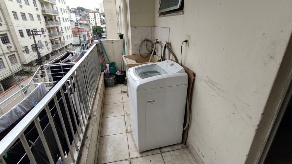 Morador coloca máquina de lavar roupas na varanda do apartamento para ganhar espaço e descobre que o barulho durante a madrugada pode resultar em multa de mais de R$ 15 mil