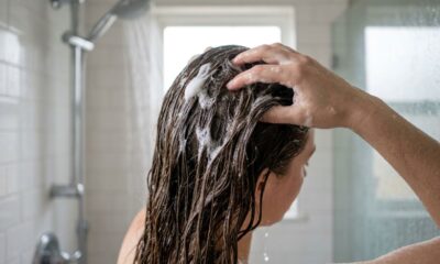 Especialistas em cabelos explicam: se a raiz fica oleosa e as pontas continuam secas, pode não ser falta de lavagem, mas desequilíbrio nos cuidados, e “mudar onde o shampoo é aplicado pode ajudar”