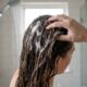 Especialistas em cabelos explicam: se a raiz fica oleosa e as pontas continuam secas, pode não ser falta de lavagem, mas desequilíbrio nos cuidados, e “mudar onde o shampoo é aplicado pode ajudar”