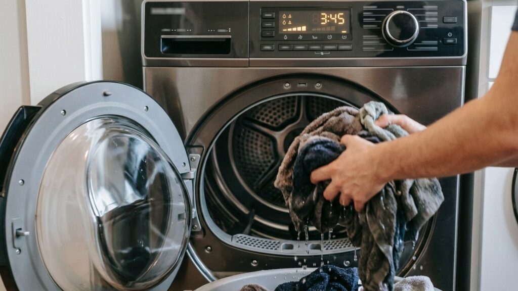 Morador usa a secadora todos os dias porque as roupas não secam no frio e descobre que a quantidade de ciclos ao longo do mês pode pesar mais na conta de luz do que imaginava