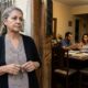 Filhos herdam a casa do pai, mas descobrem que a madrasta pode ter o direito de morar no imóvel até o fim da vida e que uma regra impede que a retirem para vender ou alugar a propriedade