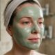 Misturar argila verde com água para fazer uma máscara facial: para que serve e por que deixar agir só 10 minutos evita ressecar a pele oleosa