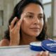 Cosmetólogos explicam como usar a Nivea da latinha azul no contorno dos olhos: a hidratação pode suavizar temporariamente a aparência dos pés de galinha, mas não elimina as rugas