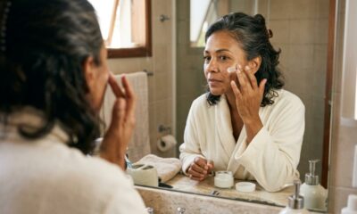 Dermatologistas afirmam: “Depois dos 50 anos, usar um hidratante facial com niacinamida pode ajudar a uniformizar o tom da pele e reduzir a aparência dos poros, mas os resultados não aparecem da noite para o dia”