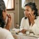 Dermatologistas afirmam: “Depois dos 50 anos, usar um hidratante facial com niacinamida pode ajudar a uniformizar o tom da pele e reduzir a aparência dos poros, mas os resultados não aparecem da noite para o dia”