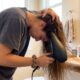 Cabeleireiros revelam: secar o cabelo de trás para a frente e contra o sentido dos fios é o segredo para conquistar volume de salão sem sair de casa