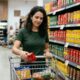 Especialistas em psicologia explicam: “Quem compra sempre a mesma marca no supermercado pode não estar apenas sendo fiel, mas tentando evitar novas decisões e tornar as compras mais simples e previsíveis”