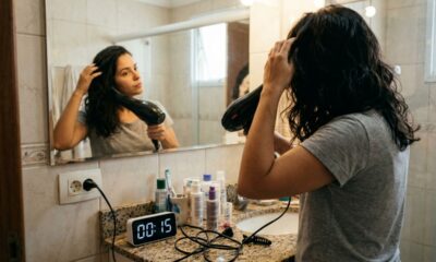 Família com três mulheres que usam secador de cabelo todos os dias descobre quanto 15 minutos de uso por pessoa podem acrescentar à conta de luz no fim do mês e se surpreende com o valor