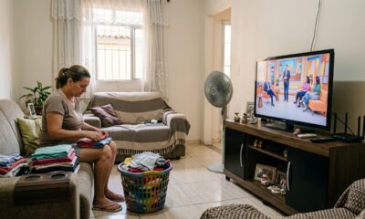 A psicologia diz que deixar a televisão ligada sem assistir pode estar relacionado à busca por estímulos familiares, ao desconforto com o silêncio e ao desejo de sentir que existe alguma presença no ambiente