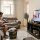 A psicologia diz que deixar a televisão ligada sem assistir pode estar relacionado à busca por estímulos familiares, ao desconforto com o silêncio e ao desejo de sentir que existe alguma presença no ambiente