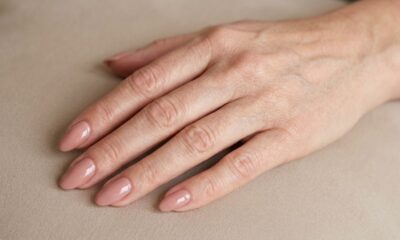 Adeus às unhas quadradas: o formato amendoado conquista espaço em 2026 por criar a impressão de dedos mais longos e delicados