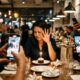 Especialistas em psicologia explicam: “Quem pede para não cantarem parabéns no restaurante pode não estar sendo chato, mas evitando a sensação de ser observado por desconhecidos em um momento que considera íntimo”