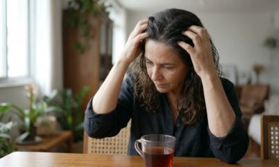 Enxaguar o cabelo com chá preto concentrado: para que serve a mistura e por que muita gente usa para disfarçar os primeiros fios brancos de forma temporária