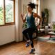 A personal trainer Carol Borba explica como transformar a caminhada dentro de casa em um treino para quem está começando