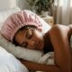 Usar uma touca de cetim antes de dormir: para que serve e por que ela ganhou espaço na rotina de mulheres com cabelos cacheados e crespos
