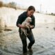 Cabeleireira tira os sapatos e pula em canal ao ver cachorro se afogando, protagonizando um resgate emocionante que surpreendeu a todos