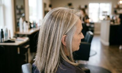 Especialistas em coloração explicam: depois dos 50, quem quer disfarçar os fios brancos não precisa escurecer o cabelo, mas apostar em tons mais claros que suavizam o contraste