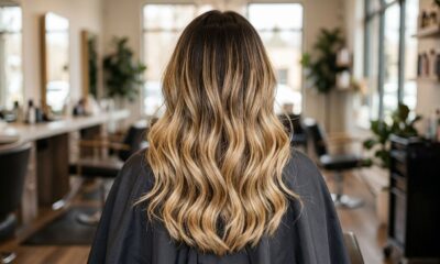 Cabeleireiros explicam como voltar ao tom natural do cabelo depois de anos pintando os fios e quais técnicas ajudam a suavizar a diferença entre a raiz e o comprimento