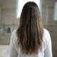 Especialistas em cabelos explicam: se a raiz fica bonita e o comprimento parece sem vida, pode não ser falta de lavagem, mas diferença de necessidades entre as regiões, e “concentrar o condicionador nas pontas pode ajudar”