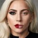 Retrato de Lady Gaga com metade do rosto usando maquiagem glamourosa e a outra metade com aparência natural, representando autenticidade e liberdade de expressão. - Imagem ilustrativa criada por inteligência artificial