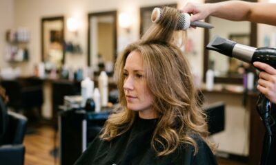 Adeus ao cabelo sem volume: cabeleireiros ensinam técnica de menos de 15 minutos para levantar a raiz e deixar os fios finos com aparência mais cheia
