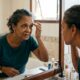 Dermatologistas concordam: se as sobrancelhas ficaram mais ralas depois dos 50, não é só a idade; a mudança hormonal também pesa