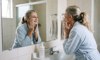 Especialistas em beleza alertam: se os cremes parecem não funcionar como deveriam depois dos 50, não é apenas por causa da idade, e “limpar o rosto por 60 segundos pode fazer diferença”